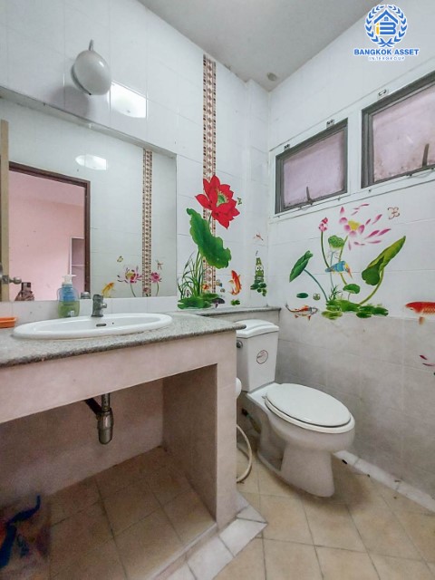 *****ทาวน์เฮ้าส์มืองสองย่านกรุงเทพมหานคร ม.เฟรชวิลล่า นวมินทร์ บนเนื้อที่ 20 ตร.ว. ฟังก์ชันเหมือนได้บ้านเดี่ยว 3 ห้องนอน 4 ห้องน้ำ 2 ที่จอดรถ บ้านสภาพสวย แถมฟรี! 1 เครื่องปรับอากาศ เดินทางสะดวก ทำเลเยี่ยม ใกล้แฟชั่นไอส์แลนด์ และรถไฟฟ้าสายสีชมพู "สถานีคู้บอน"